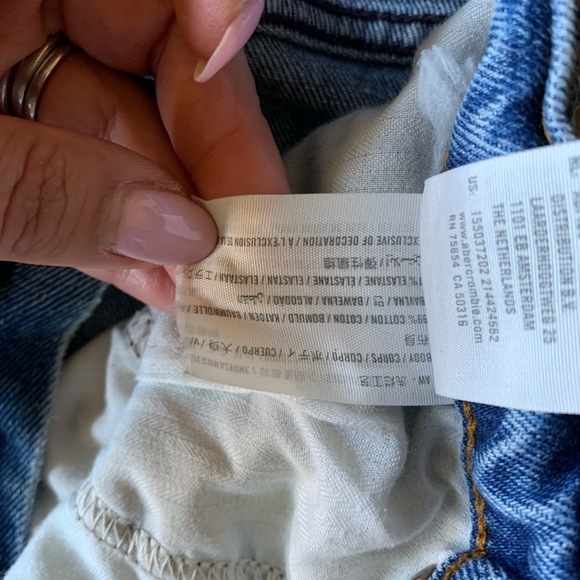 Abercrombie & Fitch Women's 29/8R High Rise Mom Jeans Paint Splatter Distressed - Picture 6 of 9